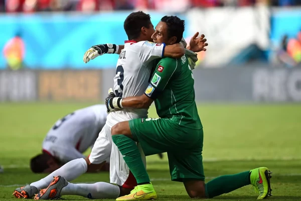 Itália 0 x 1 Costa Rica (2014) - Apontada como azarã do “grupo da morte”, a Costa Rica surpreendeu novamente ao derrotar a Itália na segunda rodada. O resultado ajudou a eliminar os italianos ainda na fase de grupos, enquanto os costarriquenhos fizeram a melhor campanha de sua história, chegando às quartas de final. por Divulgação/FIFA