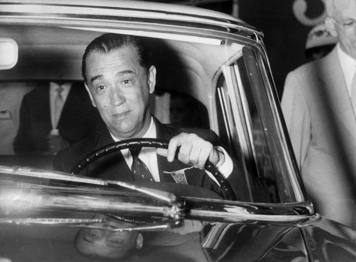 JK na inauguração da fábrica de chassis da Mercedes Benz na década de 1950