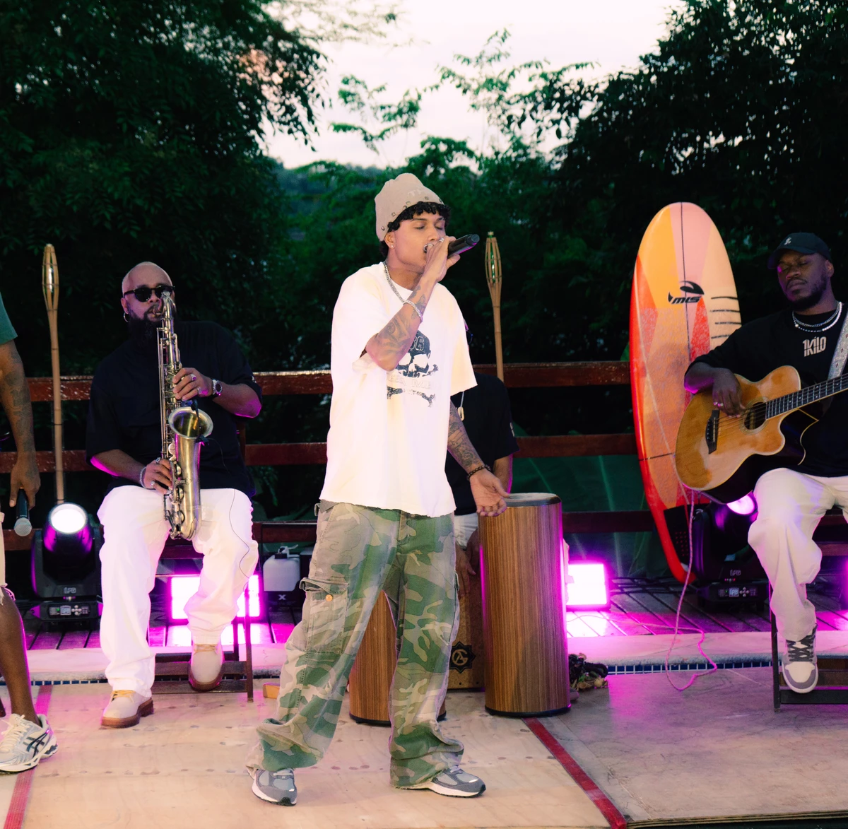 Junior Lord revive “Melanina” em versão acústica e fala sobre reencontro com a essência musical no Luau 1Kilo. por Wesley Camanho