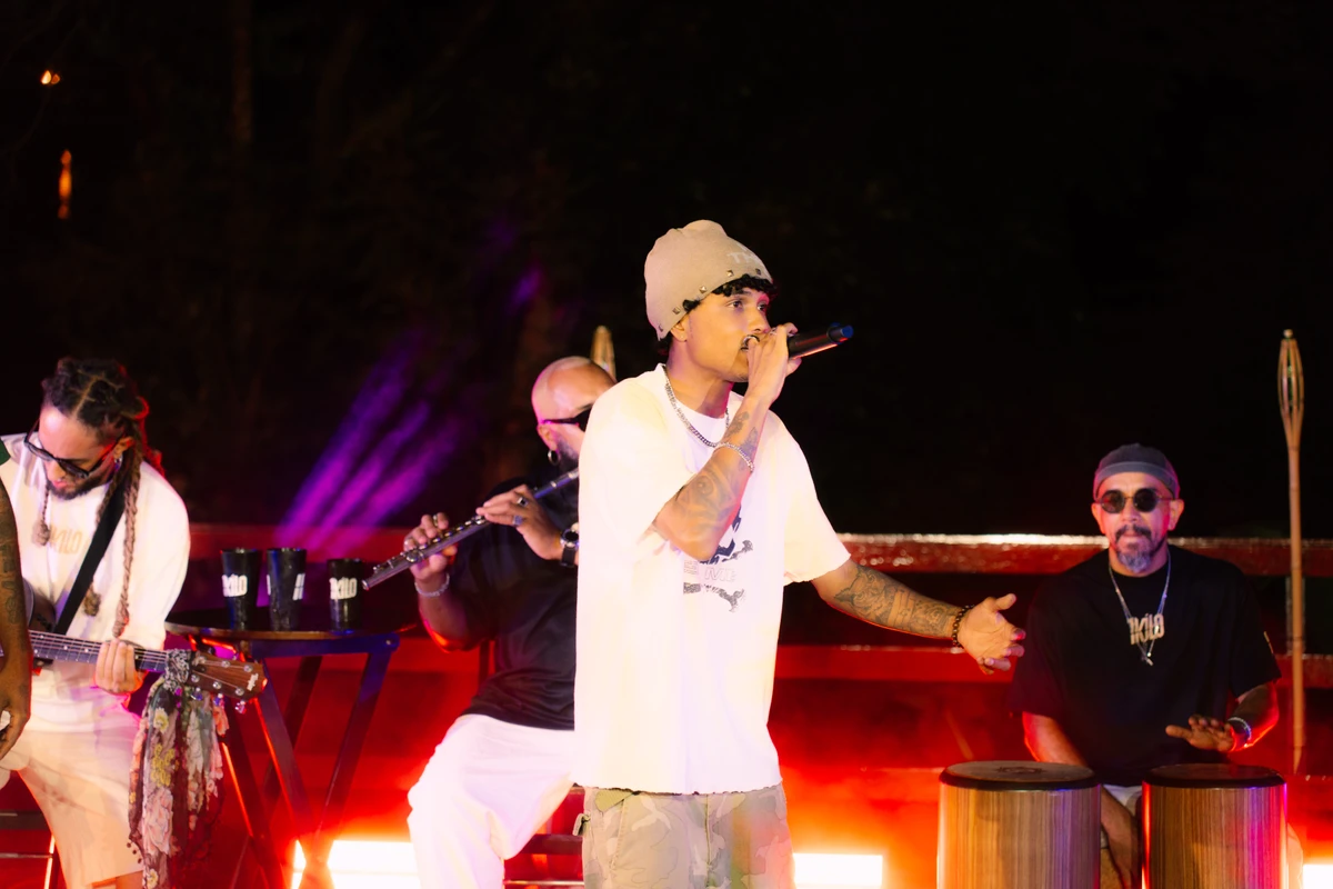 Junior Lord revive “Melanina” em versão acústica e fala sobre reencontro com a essência musical no Luau 1Kilo. por Wesley Camanho
