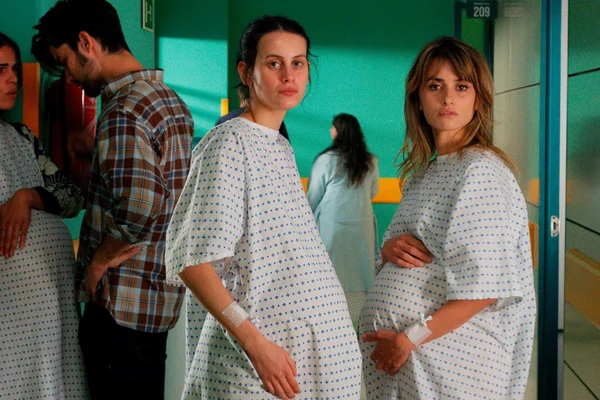 Mães Paralelas (2021) por Reprodução