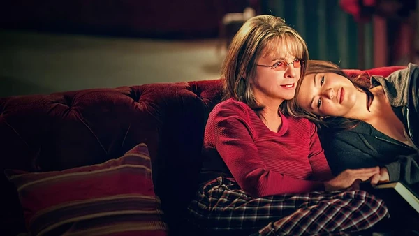 Minha Mãe Quer que Eu Case, filme de 2007. Daphne Wilder é uma mãe neurótica que se preocupa ao extremo com as três filhas. Porém, todo esse cuidado toma elevadas proporções quando ela tenta, por meio de um anúncio, conseguir o marido ideal para a sua filha mais nova. Disponível no Prime.  por Reprodução