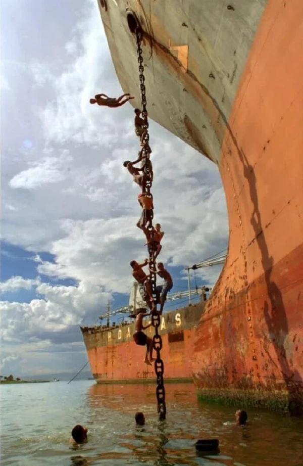 'Nau à deriva', um flagra fotográfico enquanto realizava uma matéria para Folha de São Paulo sobre o estado de abandono e degradação que se encontravam centenas de navios no Porto do Rio de Janeiro