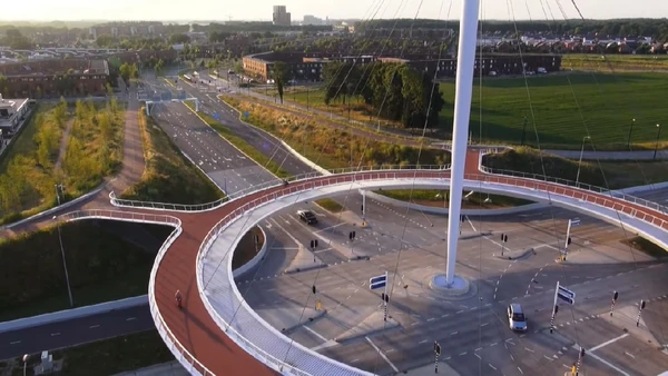 O Hovenring, na região de Eindhoven, é uma rotatória aérea para ciclistas e pedestres e virou um dos casos mais conhecidos de ponte anelar da Europa por Reprodução / YouTube / ipv Delft
