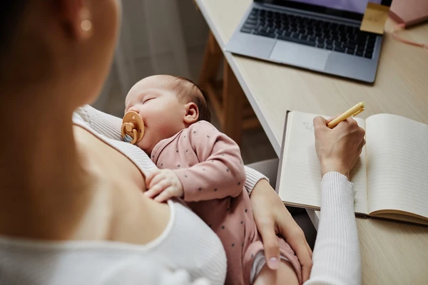 O sucesso das mães no mundo corporativo exige mudança que valorize a autonomia e ofereça redes reais