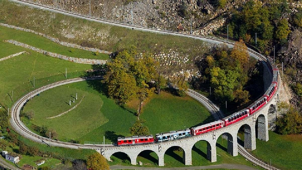O viaduto espiral de Brusio não é um círculo perfeito, mas possui geometria em laço, criada para vencer o desnível ferroviário por Kabelleger / David Gubler / Wikimedia Commons
