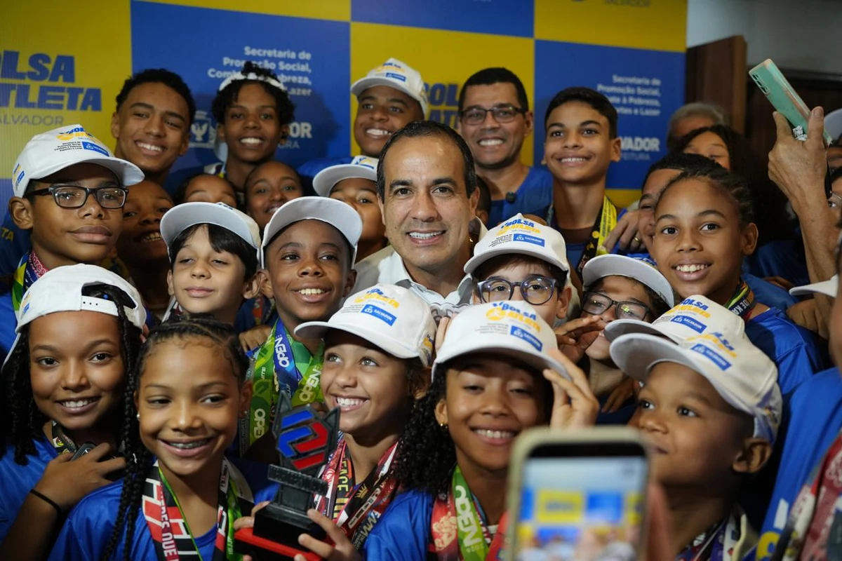 Prefeito Bruno Reis com beneficiários do Bolsa Atleta