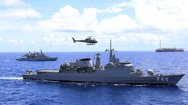 Registro da Fragata Independência em operação