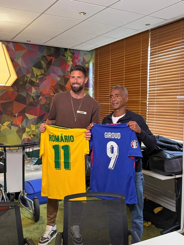Romário com o jogador Olivier Giroud, centroavante francês que atua no Lille por Reprodução/Instagram