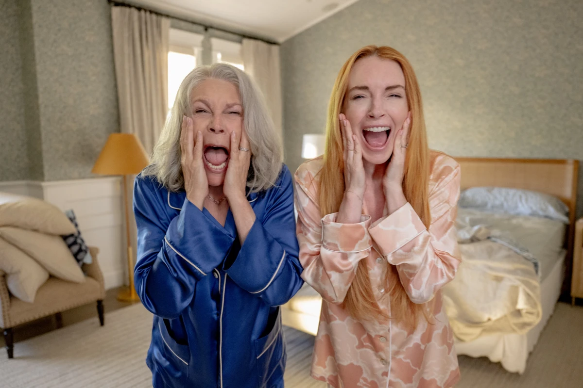 Uma sexta-feira mais louca ainda, filme de 2025. Jamie Lee Curtis e Lindsay Lohan estrelam como Tess e Anna Coleman em “Uma sexta-feira mais louca ainda!”, a aguardada sequência de Sexta-Feira Muito Louca (2003). A história continua anos depois de Tess e Anna passarem por uma crise de identidade. Agora, Anna é mãe e tem uma futura enteada, enfrentando os desafios de unir duas famílias. No entanto, Tess e Anna logo descobrem que, sim, um raio pode cair duas vezes no mesmo lugar. Disponível no Disney+. 
 por Reprodução