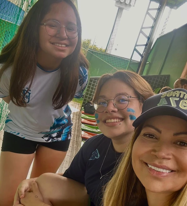Solange Almeida com suas filhas Estrela e Maria Esther por Reprodução/Instagram