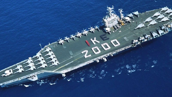 USS Dwight D. Eisenhower, há 48 anos em atividade por U.S. Navy / Wikimedia Commons