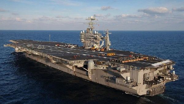 USS George Washington, há 33 anos em atividade por U.S. Navy / Wikimedia Commons