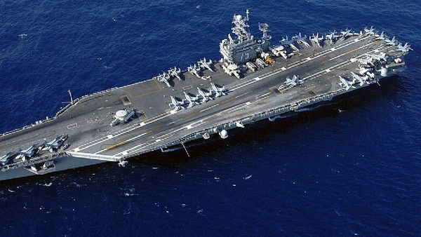 USS Harry S. Truman, há 27 anos em atividade por Mass Communication Specialist 2nd Class Jay C. Pugh / U.S. Navy / Wikimedia Commons