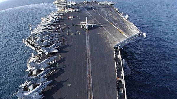 USS John C. Stennis, há 30 anos em atividade por Photographer’s Mate 3rd Class Jayme T. Pastoric / U.S. Navy / Wikimedia Commons