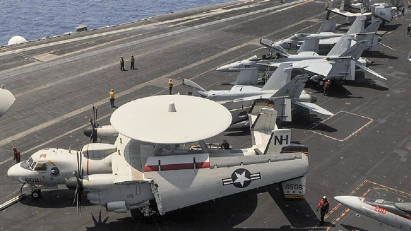 USS Nimitz, há 51 anos em atividade por Mass Communication Specialist Seaman Eric M. Butler / U.S. Navy / Wikimedia Commons