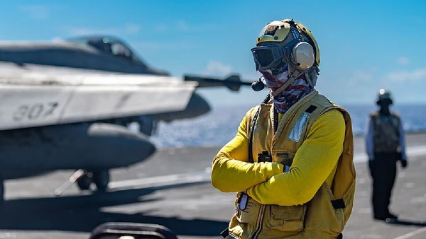 USS Ronald Reagan, há 22 anos em atividade por Mass Communication Specialist 2nd Class Daniel Providakes / U.S. Navy / Wikimedia Commons