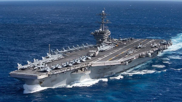 USS Theodore Roosevelt, há 39 anos em atividade por Mass Communication Specialist Seaman Ikia Walker / U.S. Navy / Wikimedia Commons