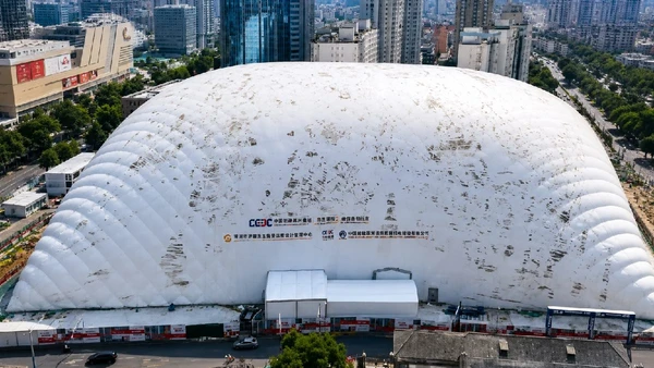 Ventiladores industriais erguem as superestruturas para manter o canteiro isolado do ambiente externo