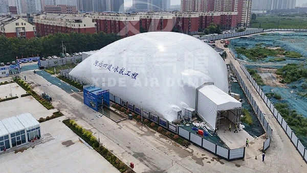 Visão aérea do domo erguido com foco para a entrada lateral por Divulgação / XiDe Air Dome
