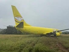 Imagem - Avião da Gol sai da pista após pouso em Salvador e pneus ficam 'enterrados' na grama; FOTOS