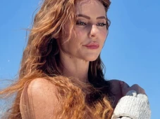 Imagem - FOTOS: Paolla Oliveira posa de topless em ensaio na praia