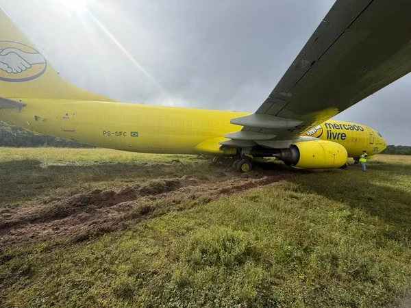 Avião cargueiro da Gol saiu da pista após pouso em Salvador por Reprodução
