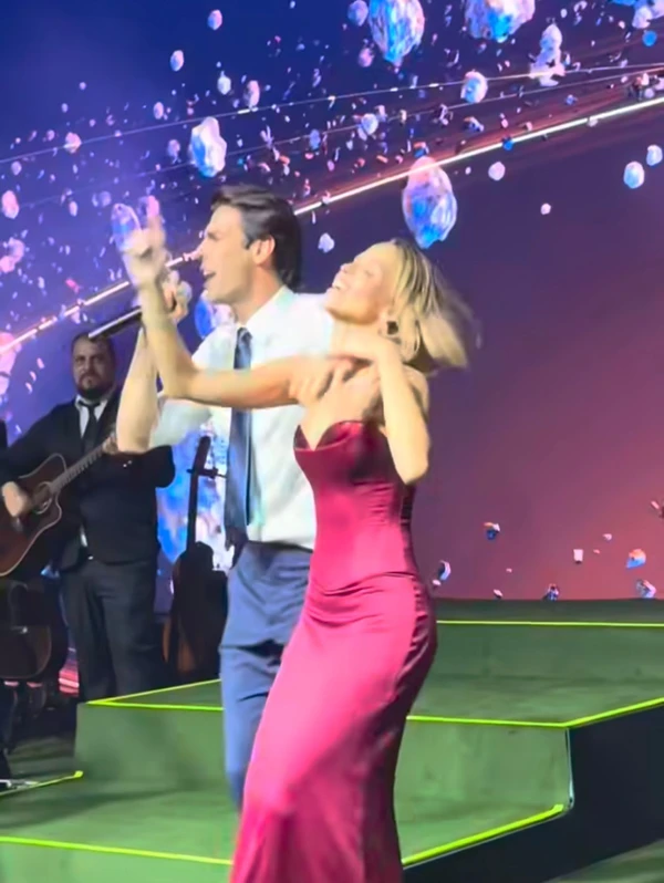 Kaká cantando Luan Santana com sua esposa, Carol Leite por Reprodução