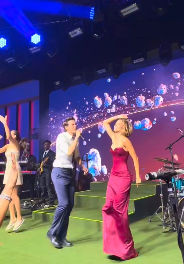 Kaká cantando Luan Santana com sua esposa, Carol Leite por Reprodução