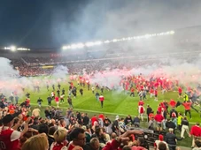 Imagem - Torcida não segura a emoção, invade campo minutos antes de clube conquistar título de campeonato, e jogo acaba suspenso