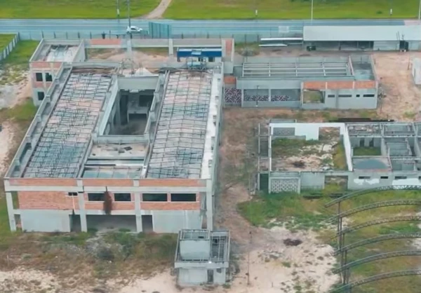  A paralisação pode significar um desperdício de R$ 18 milhões, custo estimado para construção da escola