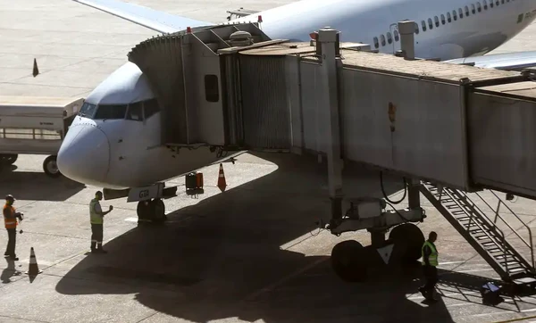 A violência institucional que denuncio neste artigo é relativa ao tratamento diferenciado dado aos passageiros da aviação comercial, 