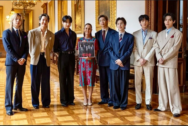 BTS com a presidente do  México, Claudia Sheinbaum por Reprodução