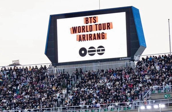 BTS na turnê Arirang por Reprodução
