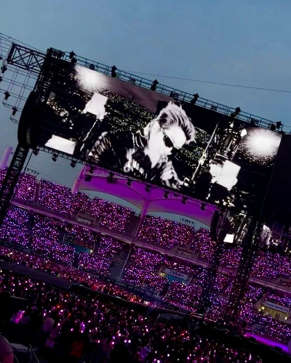 BTS na turnê Arirang por Reprodução
