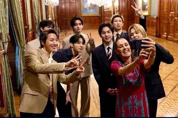 BTS na turnê Arirang por Reprodução