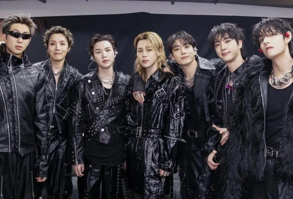 BTS na turnê Arirang por Reprodução