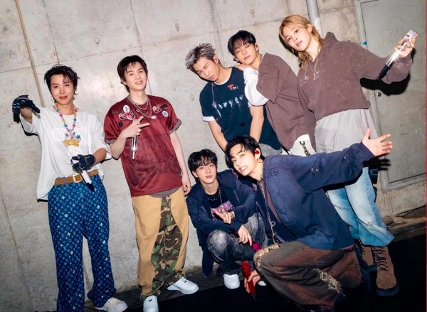 BTS na turnê Arirang por Reprodução