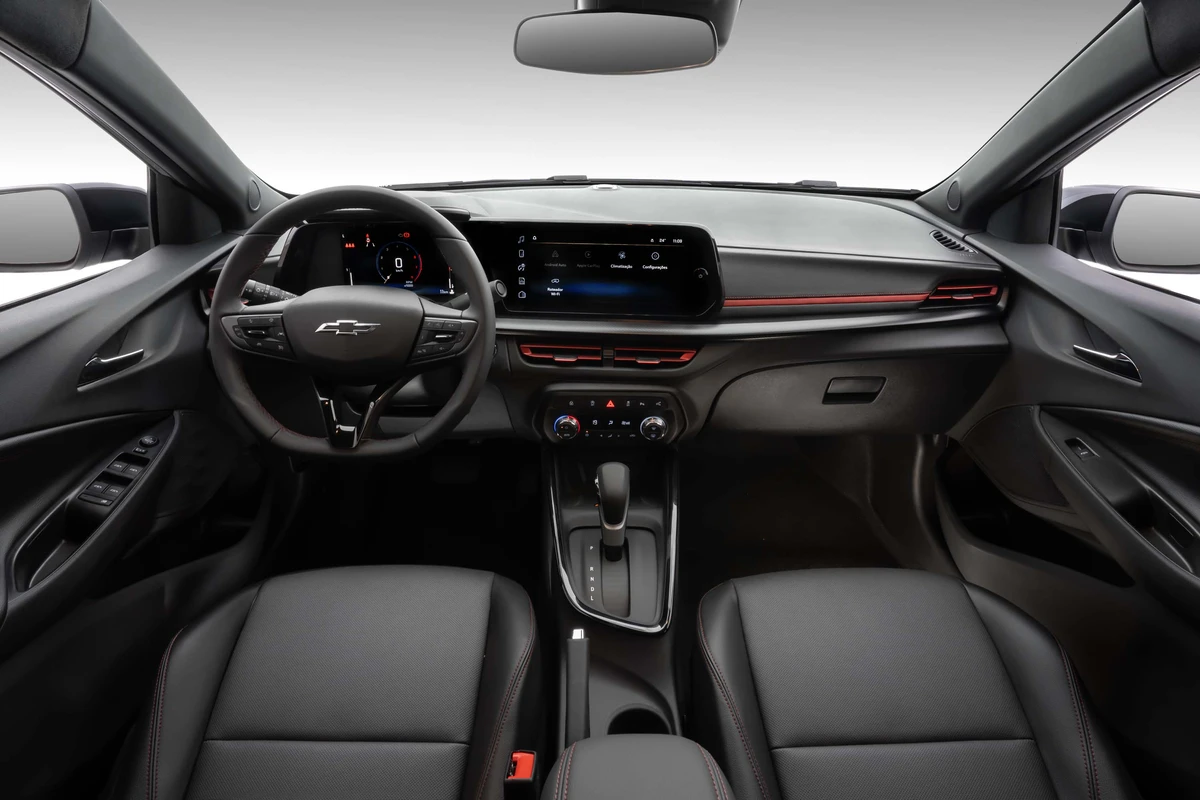Com seis airbags, a cabine tem materiais de toque agradável e bancos de espuma de maior densidade por Divulgação