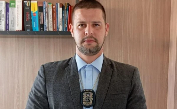 Justiça determinou a suspensão do porte de arma do delegado por Reprodução