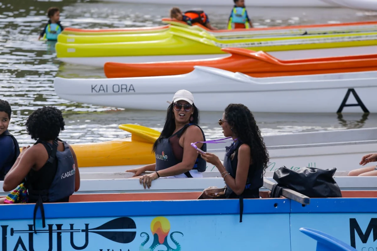 Famílias foram à Praia da Preguiça para comemorar o Dia das Mães remando em Salvador por Arisson Marinho/CORREIO