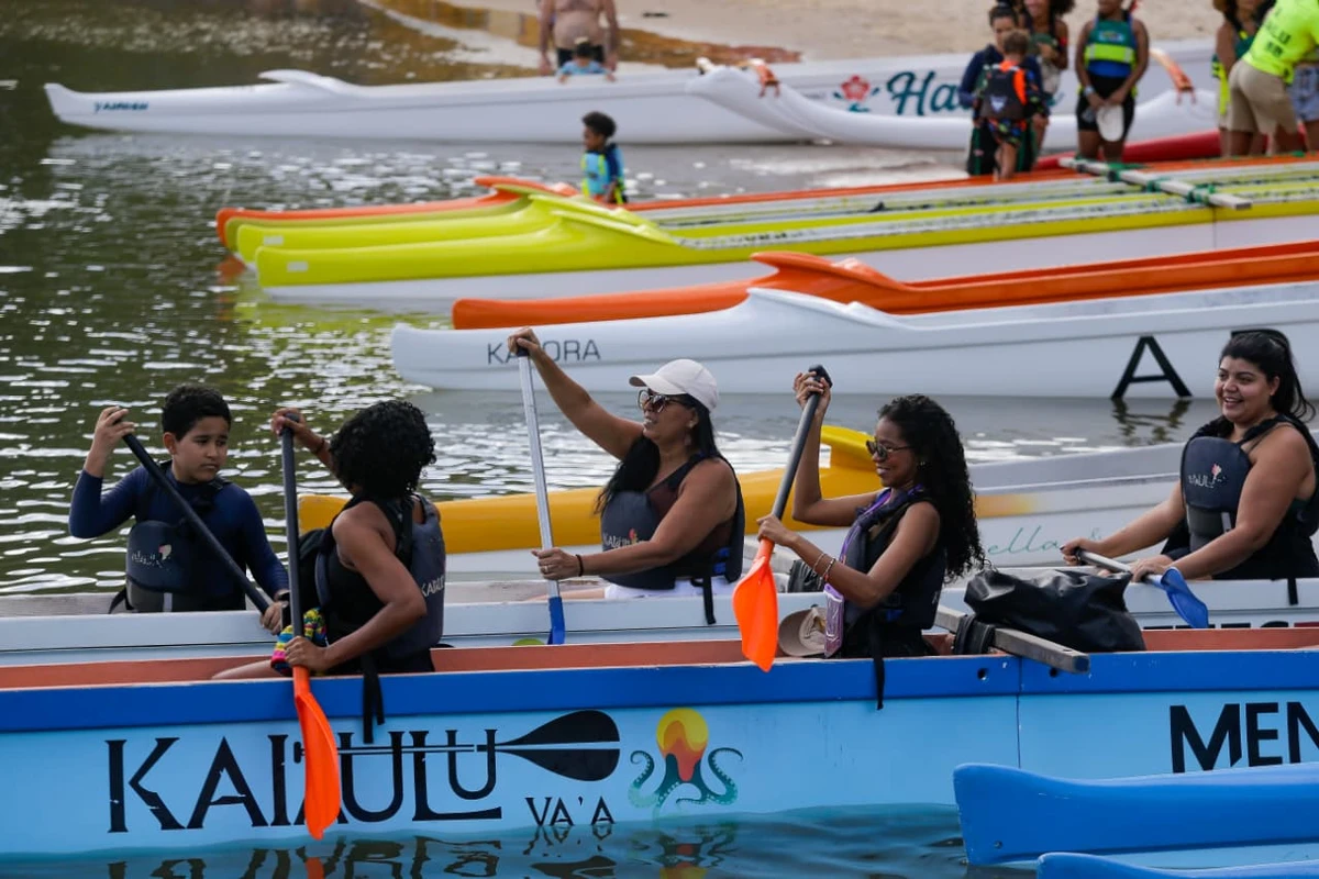 Famílias foram à Praia da Preguiça para comemorar o Dia das Mães remando em Salvador por Arisson Marinho/CORREIO