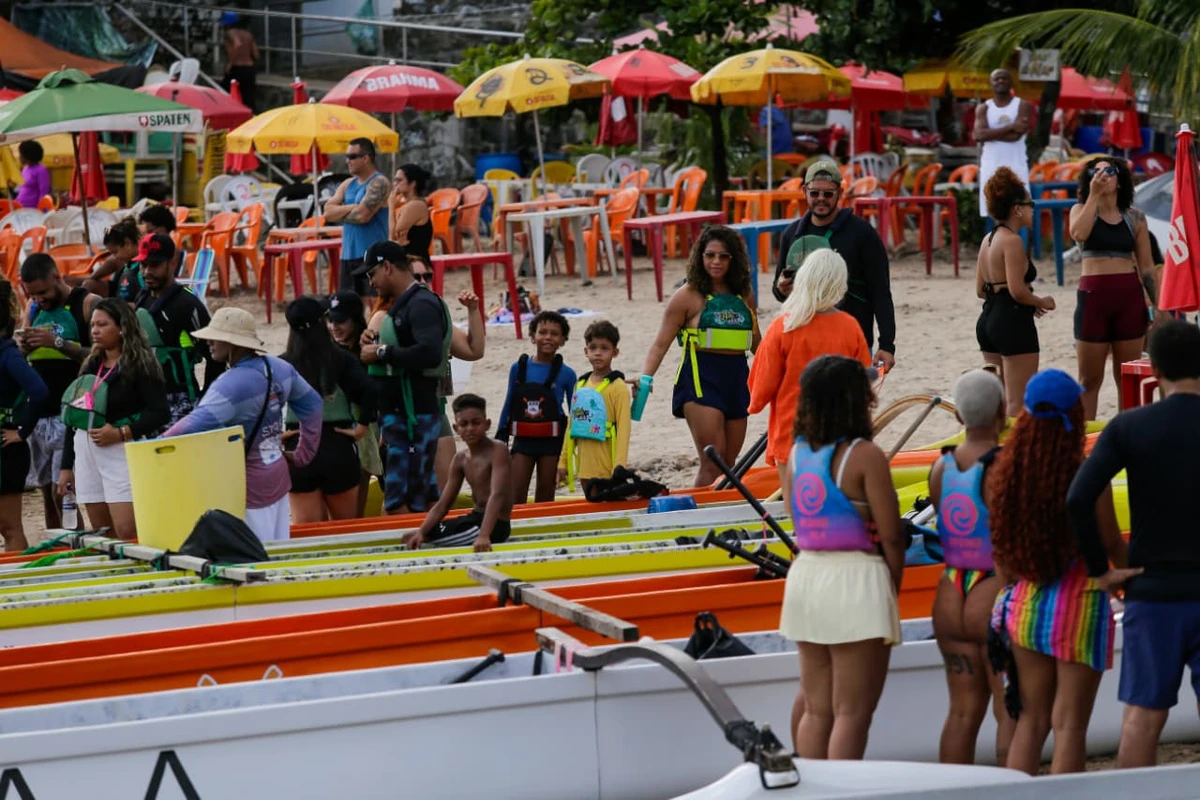 Famílias foram à Praia da Preguiça para comemorar o Dia das Mães remando em Salvador por Arisson Marinho/CORREIO