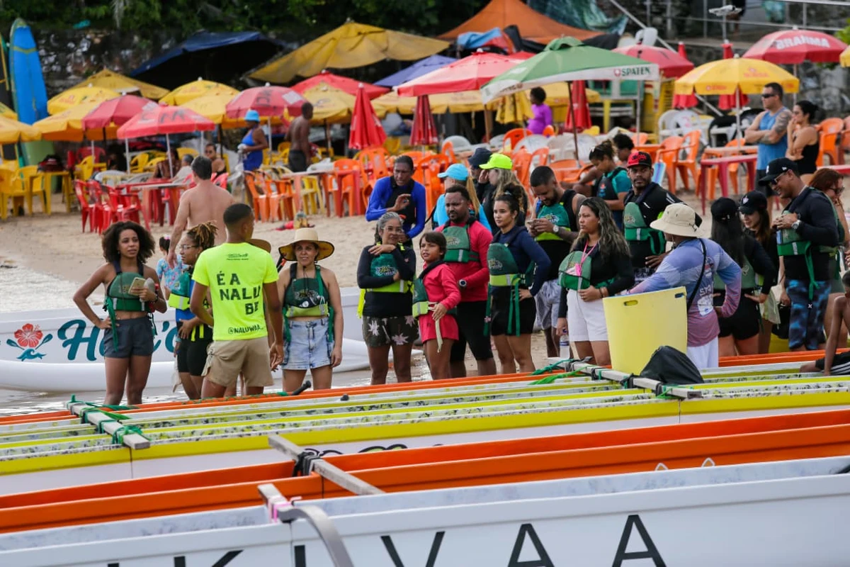 Famílias foram à Praia da Preguiça para comemorar o Dia das Mães remando em Salvador por Arisson Marinho/CORREIO