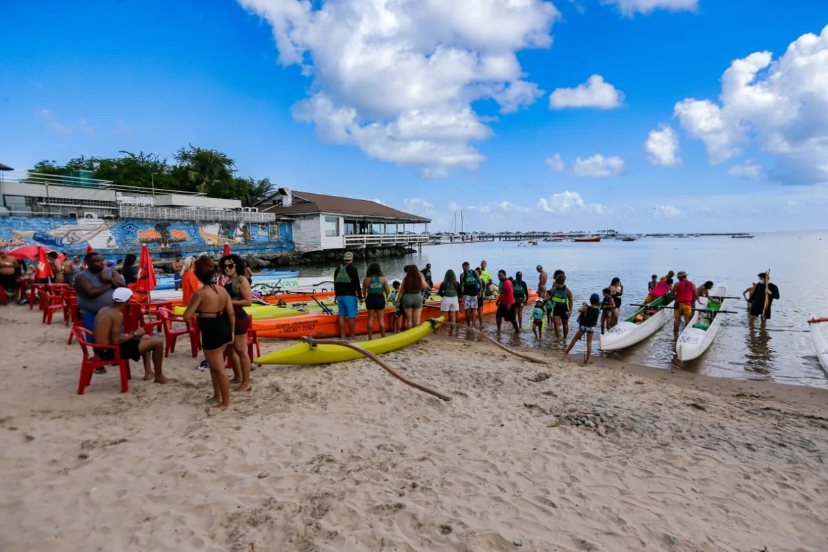 Famílias foram à Praia da Preguiça para comemorar o Dia das Mães remando em Salvador por Arisson Marinho/CORREIO