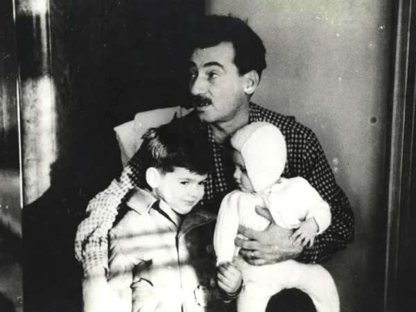 Jorge com os filhos João e Paloma por Zélia Gattai/Acervo Pessoal