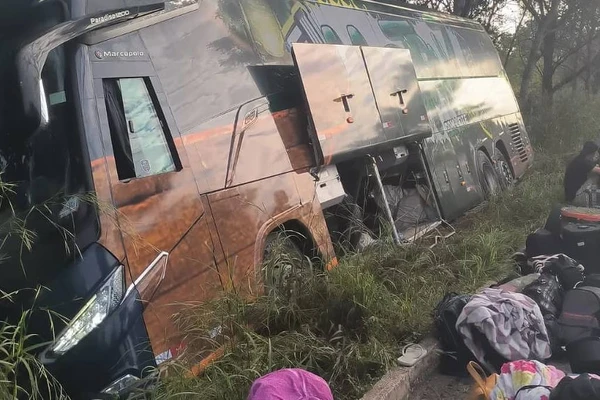 Ônibus da banda Mastruz com Leite sai da pista e desce ribanceira em acidente antes de show por Reprodução/Gilly Araujo/Mastruz com Leite