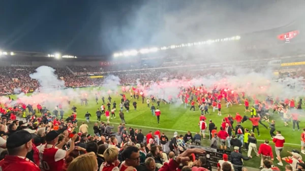 Torcida não segura a emoção, invade campo minutos antes de clube conquistar título de campeonato, e jogo acaba suspenso