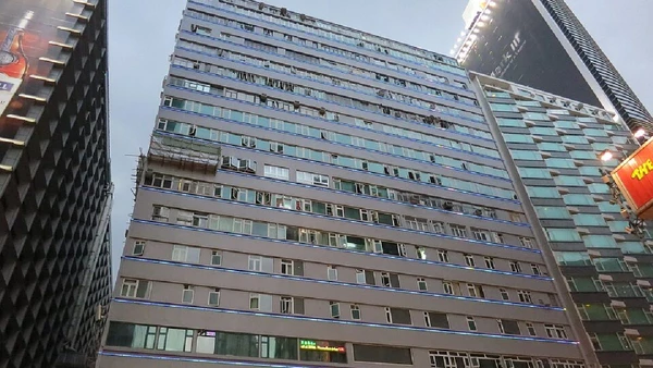Chungking Mansions (Hong Kong, China), cerca de 4 mil pessoas por LG4761 / Wikimedia Commons