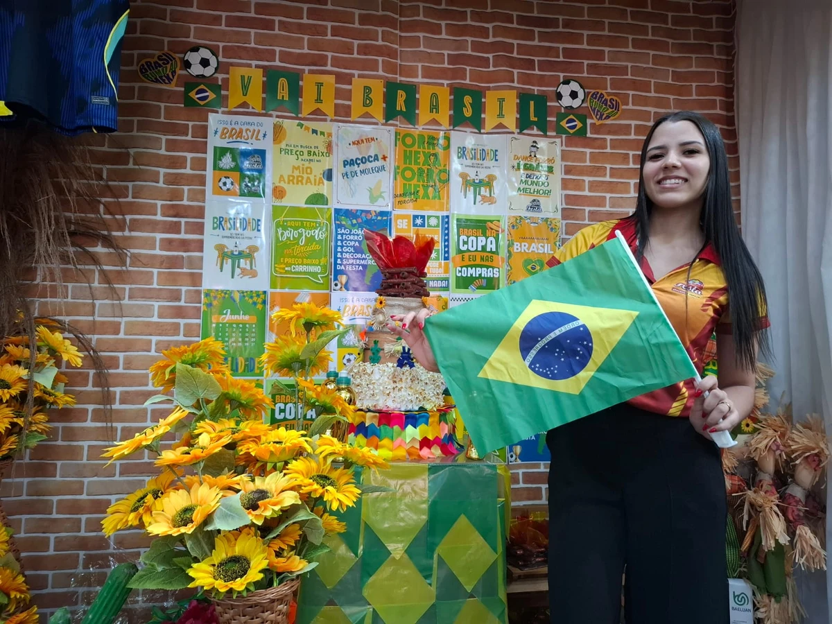 Emily Souza trabalha no Supermercado da Festa por Alan Pinheiro/CORREIO